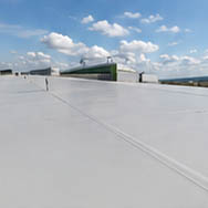 Fertige Dachfläche mit einem EASY Foliensystem von AktivEnergie